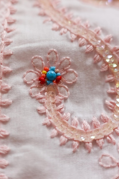 haftowane motywy na tkaninie